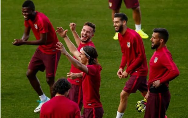 Mặc đồng đội pha trò, Griezmann và Torres vẫn chẳng thể cười - Bóng Đá