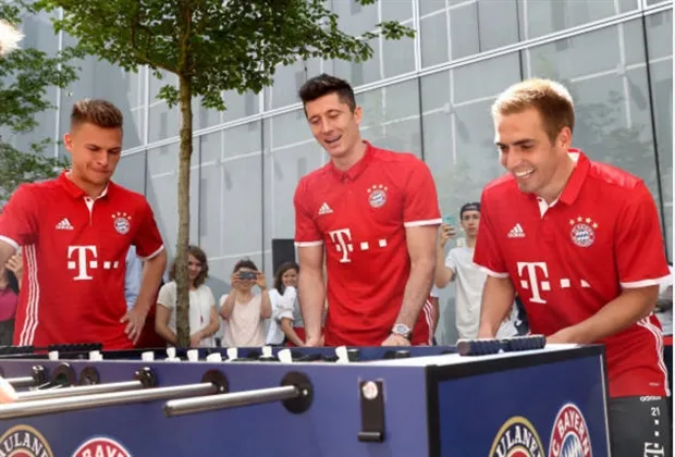 Dàn sao Bayern căng thẳng tột độ với... banh bàn - Bóng Đá