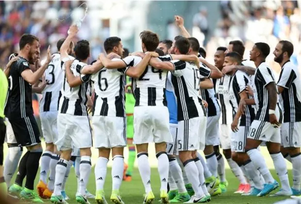 Vùi dập Crotone, tiệc lên ngôi của Juve càng thêm vui - Bóng Đá