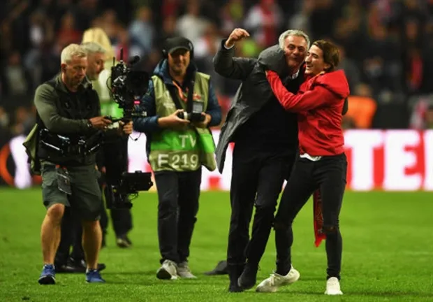 Man Utd vô địch, Mourinho ôm con khóc như mưa tại Stockholm - Bóng Đá