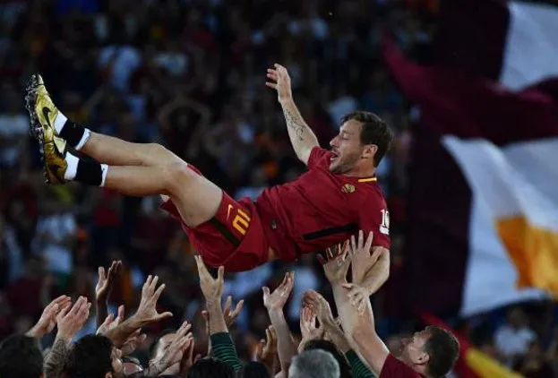 Totti ra sân, Roma nghẹt thở tiến thẳng đến Champions League - Bóng Đá