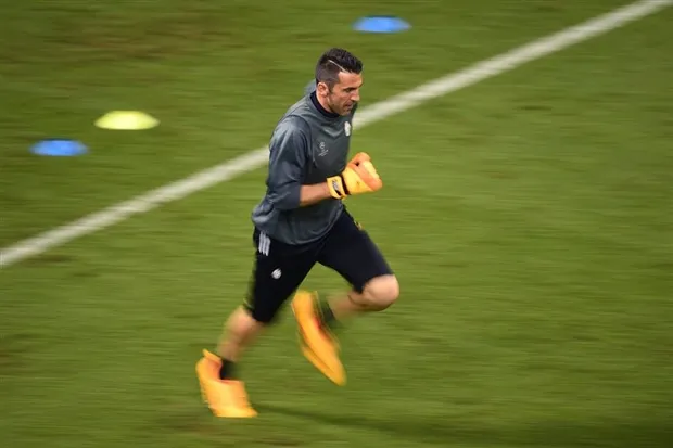 Buffon căng như dây đàn trong buổi tập cuối của Juventus - Bóng Đá