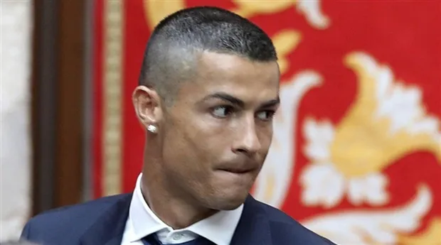 Soi từng milimet mái tóc húi cua của Ronaldo - Bóng Đá
