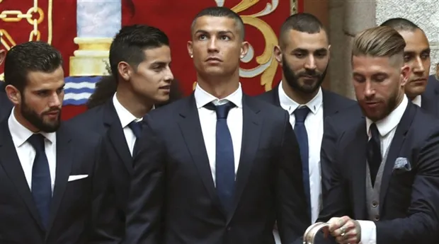 Soi từng milimet mái tóc húi cua của Ronaldo - Bóng Đá