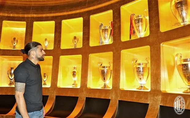 Trai đẹp Ricardo Rodriguez 'ngơ ngác' trước kho tàng của AC Milan - Bóng Đá