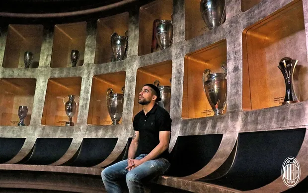 Trai đẹp Ricardo Rodriguez 'ngơ ngác' trước kho tàng của AC Milan - Bóng Đá