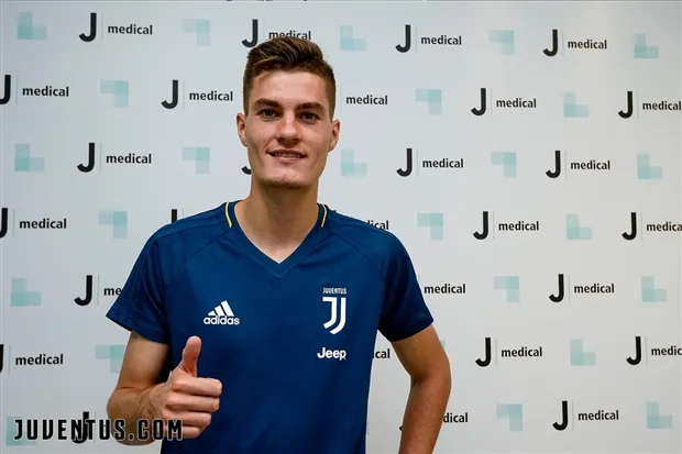 Mừng Schick tới Juventus, em gái khoe ảnh thả rông vòng 1  - Bóng Đá