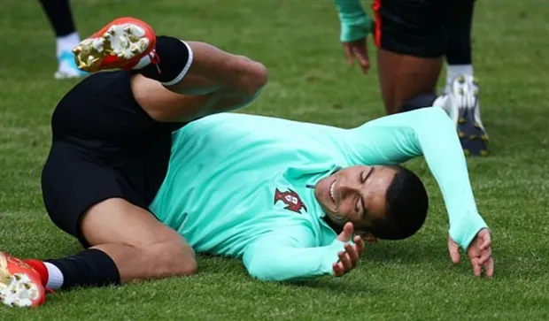 Ronaldo té lăn lộn trong buổi tập của Bồ Đào Nha - Bóng Đá