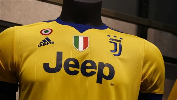 Cửa hàng mới của Juventus dùng mỹ nhân kéo khách - Bóng Đá