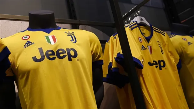 Cửa hàng mới của Juventus dùng mỹ nhân kéo khách - Bóng Đá