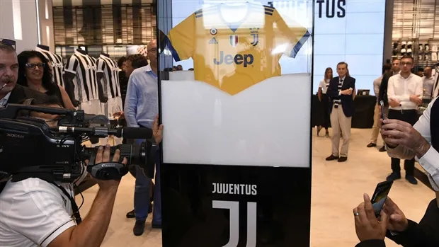 Cửa hàng mới của Juventus dùng mỹ nhân kéo khách - Bóng Đá