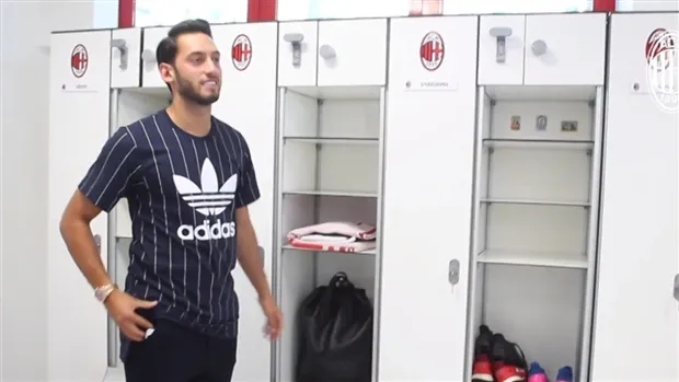 Calhanoglu ngượng ngùng tham quan 'nhà' mới tại Milan  - Bóng Đá