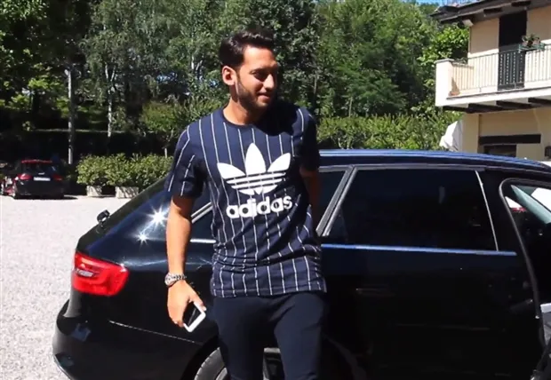 Calhanoglu ngượng ngùng tham quan 'nhà' mới tại Milan  - Bóng Đá