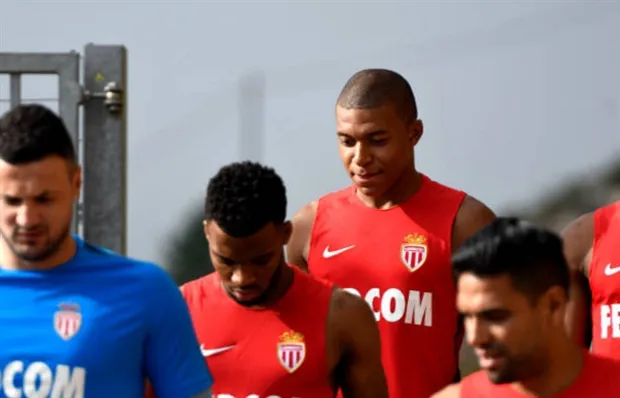 Phớt lờ cả thế giới, Mbappe trở lại Monaco tập luyện - Bóng Đá