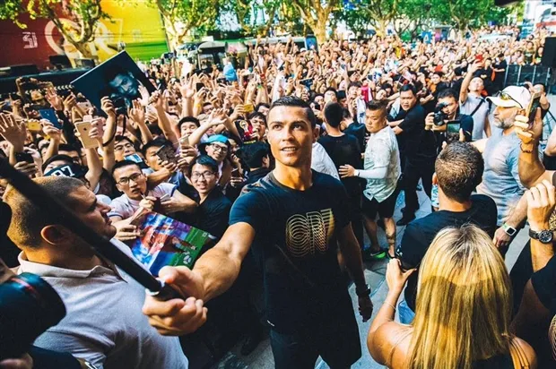 Ronaldo mặc quần đùi lên sân khấu tặng quà cho fan - Bóng Đá