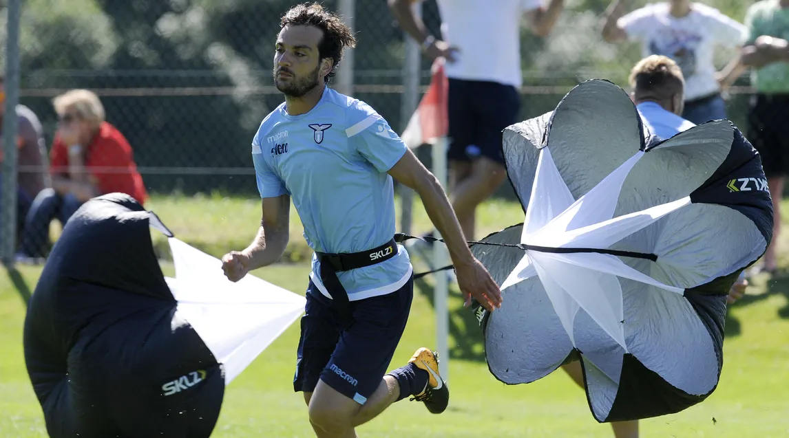 Dàn sao của Lazio mang cả... dù ra để tập chạy - Bóng Đá