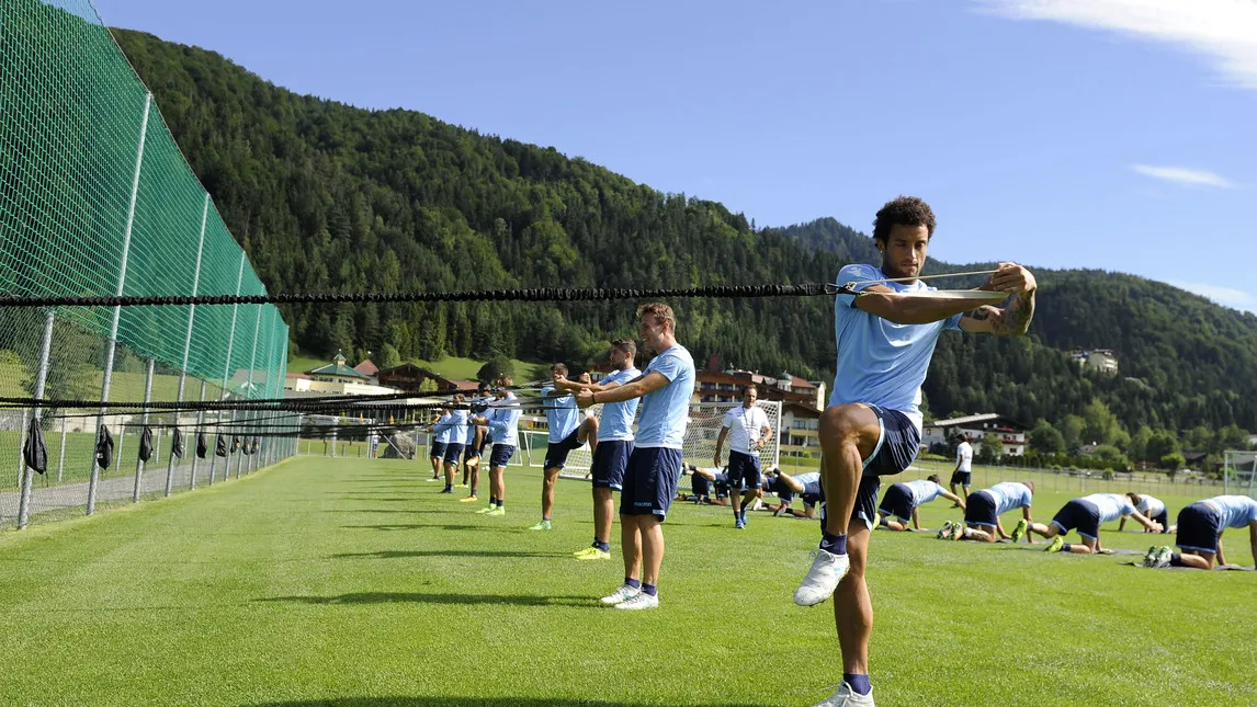 Dàn sao của Lazio mang cả... dù ra để tập chạy - Bóng Đá