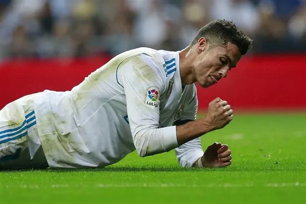 Đừng so với Messi, Ronaldo giờ còn tệ hơn cả Paulinho - Bóng Đá