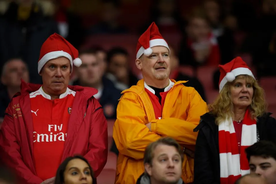 Fan Arsenal và Liverpool biểu tình đòi hủy trận đấu vào Giáng Sinh - Bóng Đá