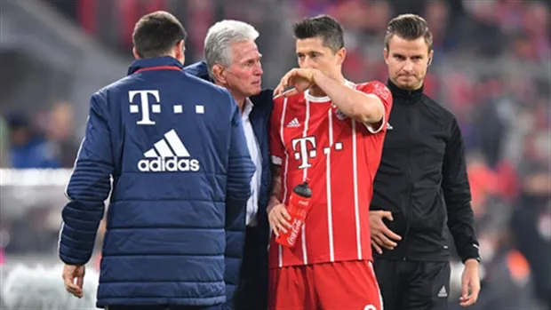 HLV Heynckes đầy suy tư khi vắng Lewandowski trên sân tập - Bóng Đá