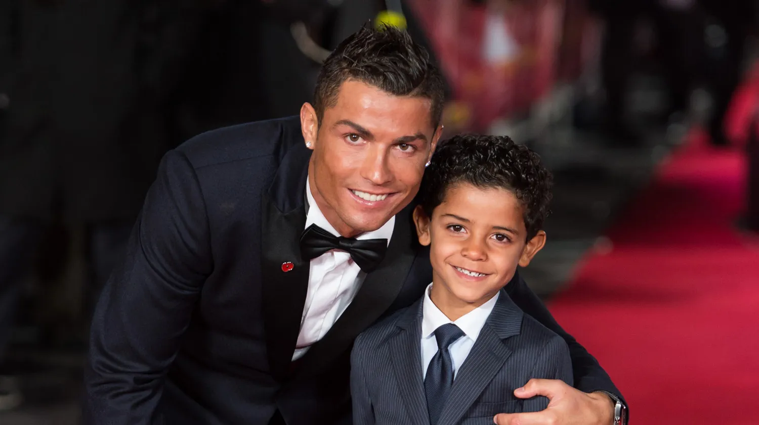 Ronaldo tự hào vì con trai bỏ ăn vì mê chơi bóng - Bóng Đá