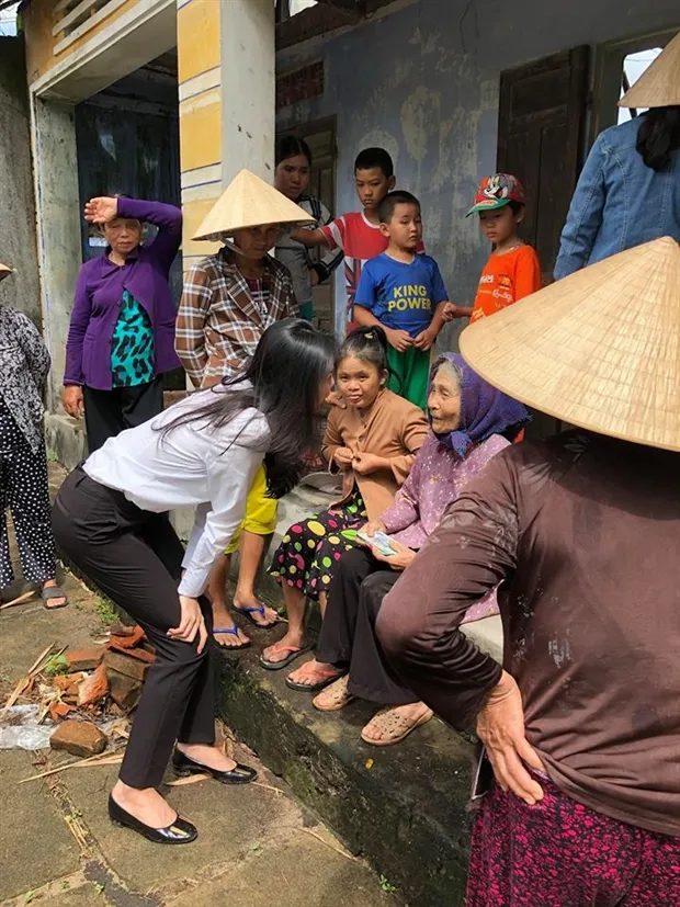 Công Vinh giản dị cùng vợ đi cứu trợ đồng bào miền Trung - Bóng Đá