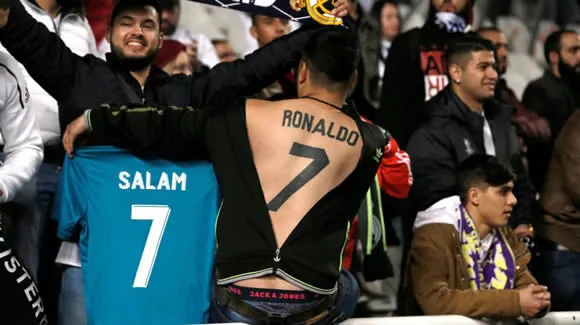  Fan cuồng xăm tên và áo số 7 của Ronaldo lên trên lưng - Bóng Đá