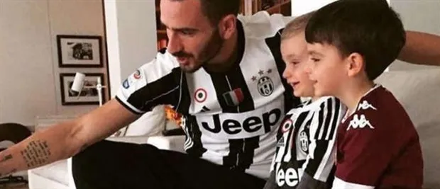 Con trai Bonucci sung sướng khi nhận áo từ 'đối thủ' của cha - Bóng Đá