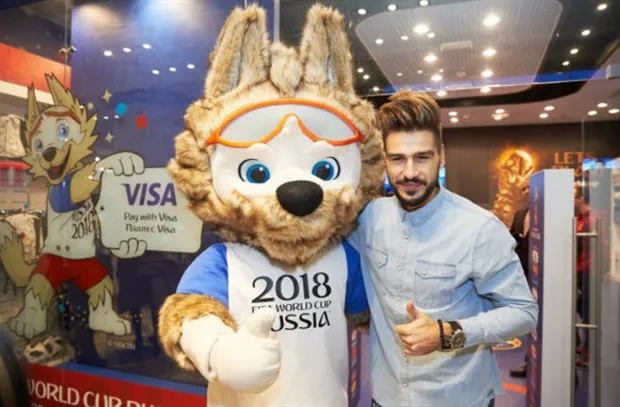 Sói Zabivaka náo loạn cửa hàng bán đồ World Cup 2018 đầu tiên  - Bóng Đá