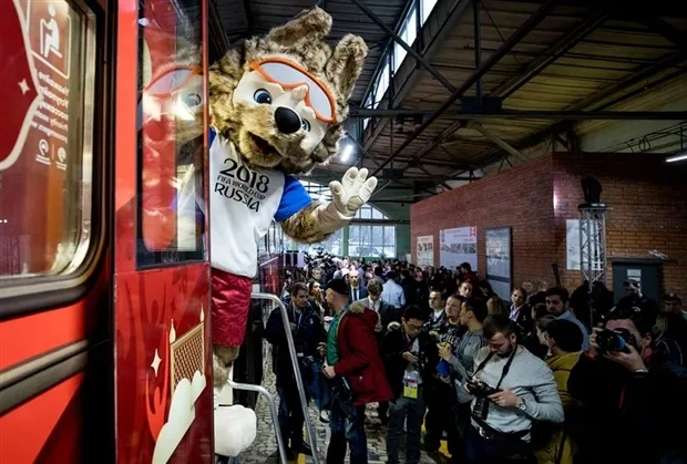 Sói Zabivaka náo loạn cửa hàng bán đồ World Cup 2018 đầu tiên  - Bóng Đá