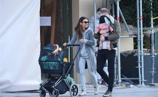 Lewandowski hạnh phúc bồng con cùng vợ đi dạo phố - Bóng Đá