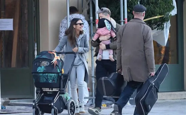 Lewandowski hạnh phúc bồng con cùng vợ đi dạo phố - Bóng Đá