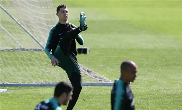 Ronaldo mang vũ khí mới vào sân tập của Bồ Đào Nha - Bóng Đá