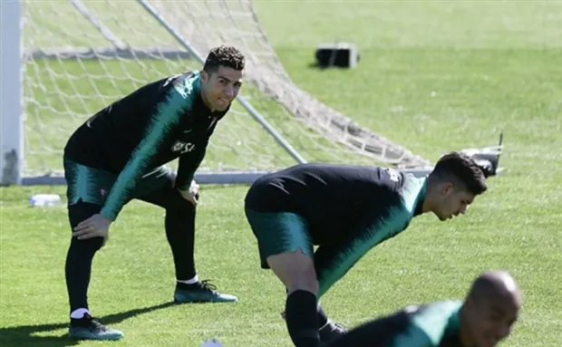 Ronaldo mang vũ khí mới vào sân tập của Bồ Đào Nha - Bóng Đá