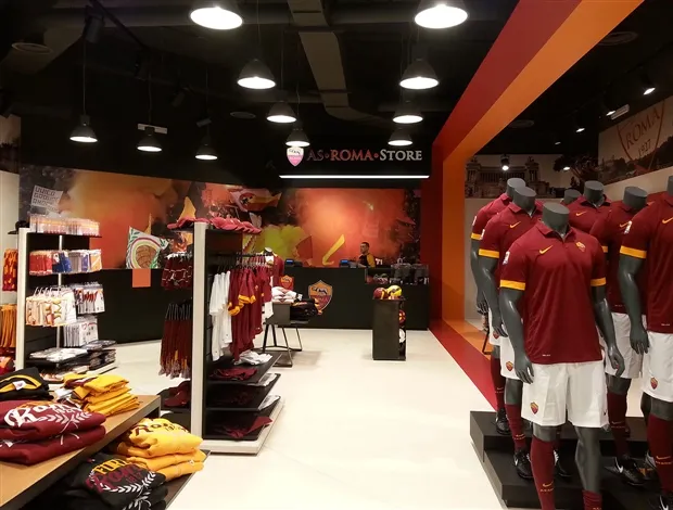 Totti tái ngộ dàn sao Roma trong ngày khai trường cửa hàng mới của Bầy Sói - Bóng Đá