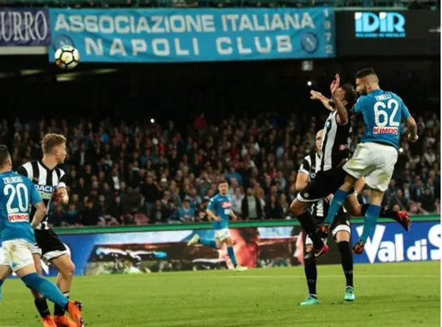 Dàn sao Napoli hò hát tưng bừng trước cú trượt chân của Juventus - Bóng Đá