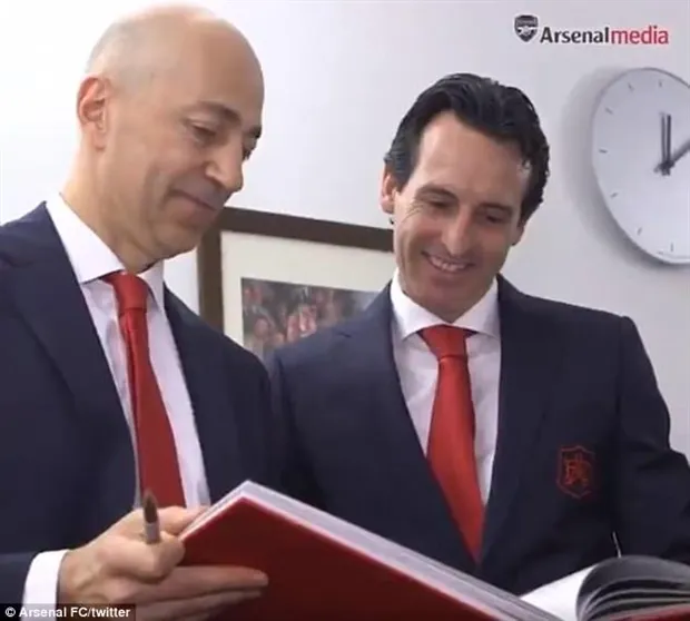  Unai Emery ngượng ngùng cầm trên tay chiếc áo của Arsenal - Bóng Đá