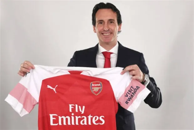  Unai Emery ngượng ngùng cầm trên tay chiếc áo của Arsenal - Bóng Đá