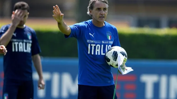Balotelli trở lại, sân tập của Italia cũng nhộn hẳn ra - Bóng Đá
