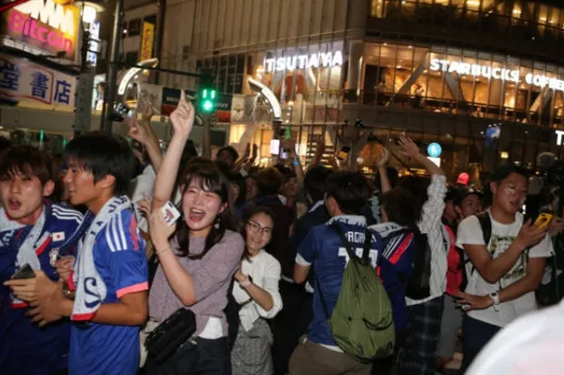 Hàng loạt mỹ nhân 'làm loạn' Tokyo sau chiến tích của Nhật  - Bóng Đá