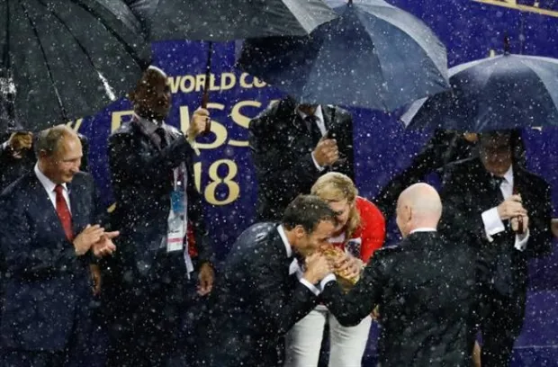 Tổng thống Croatia nghẹn ngào lau nước mắt cho Modric trên bục trao giải - Bóng Đá