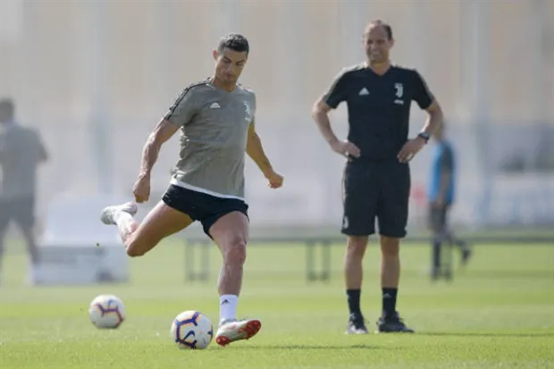 Allegri lặng lẽ mỉm cười ngắm Ronaldo tập luyện - Bóng Đá