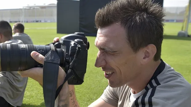 CR7 và đồng đội tập quá xung, Mandzukic đổi nghề làm Paparazzi - Bóng Đá