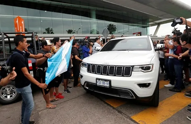 Sân bay Mexico kín người trong ngày Maradona nhận việc mới - Bóng Đá