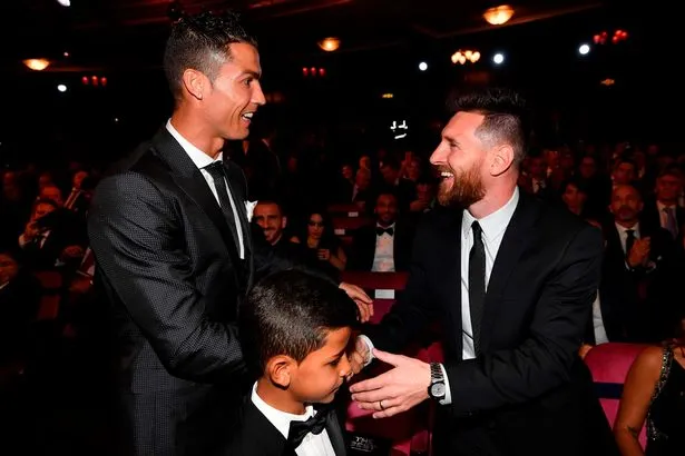 Bị đồng đôi chê kém hơn Messi, Ronaldo phản ứng thế nào? - Bóng Đá