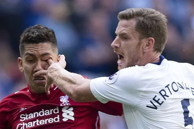 Firmino suýt mù mắt vì 'trò bẩn' của Vertonghen  - Bóng Đá