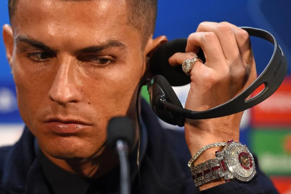 Truyền thông lóa mắt với đồng hồ toàn kim cương của Ronaldo - Bóng Đá