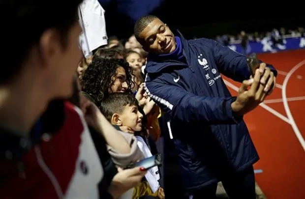 Mbappe ký tặng CĐV 'mệt nghỉ' khi hội quân với tuyển Pháp - Bóng Đá