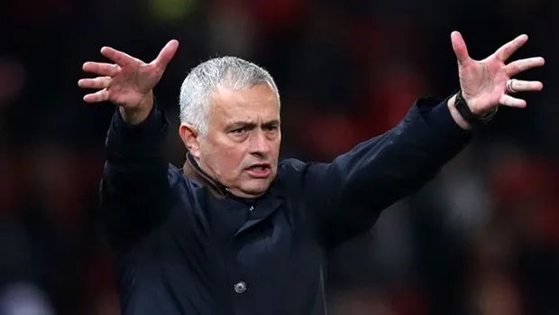 Bị Man Utd sa thải, Mourinho xuống đường 'dạy' chiến thuật  - Bóng Đá