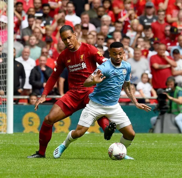 CĐV Liverpool phản ứng thế nào khi Van Dijk bị đánh bại - Bóng Đá